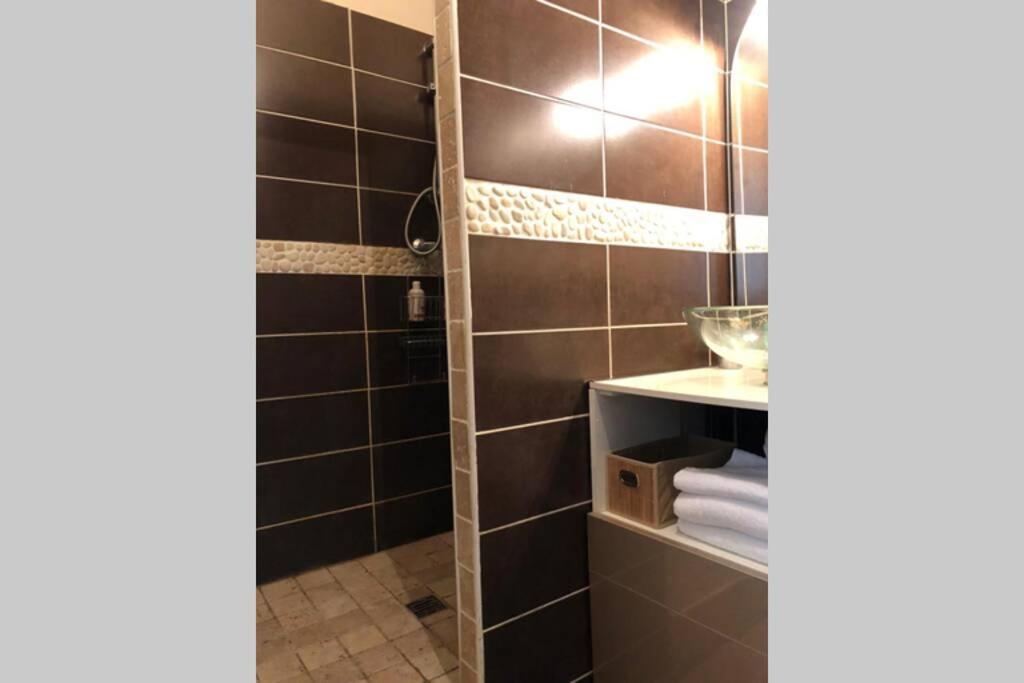 Appart rénové 2 chambres avec clim LʼIsle-sur-la-Sorgue Exterior foto